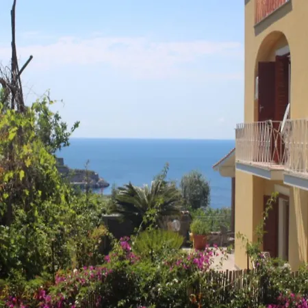 Faraglioni Di Maison d'hôtes 2*